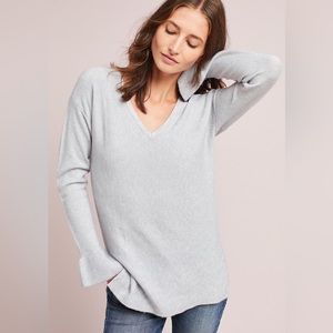 ANTHROPOLOGIE / MICHAEL STARS Light Gray Ruffle Cuff V-Neck Sweater - Sz XS